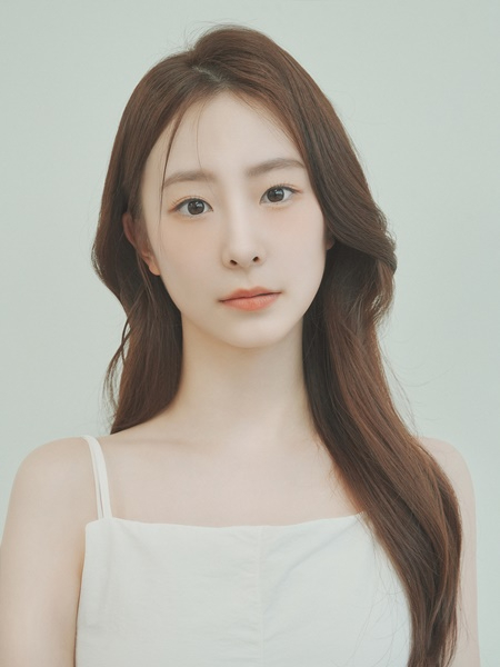 [사진1] ‘공연계 샛별’ 김서연, 호기로운컴퍼니 전속 계약.jpg