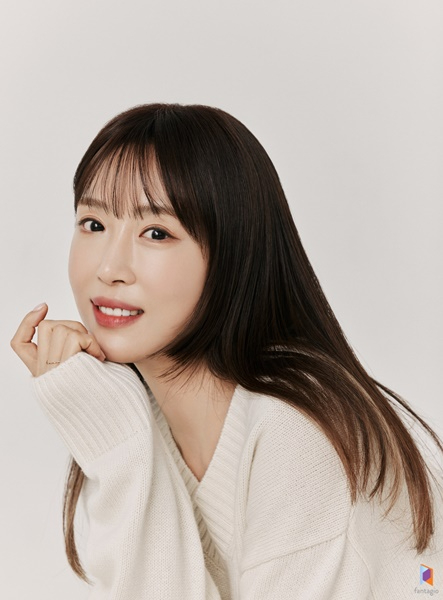 240422_배우 강예원, 깔끔한 모노톤의 새 프로필 사진 공개! 여전한 미모에 ‘눈길’(1).jpg