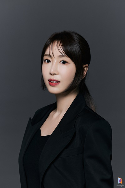 240422_배우 강예원, 깔끔한 모노톤의 새 프로필 사진 공개! 여전한 미모에 ‘눈길’(2).jpg