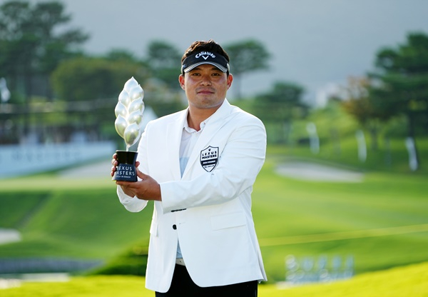 [사진자료] 2024 렉서스 마스터즈 초대 챔피언 이승택.jpg