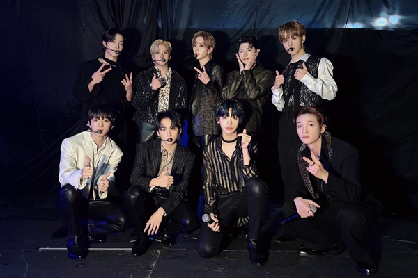 싸이커스_더팩트뮤직어워즈_글로벌핫트렌드상_수상01.jpg