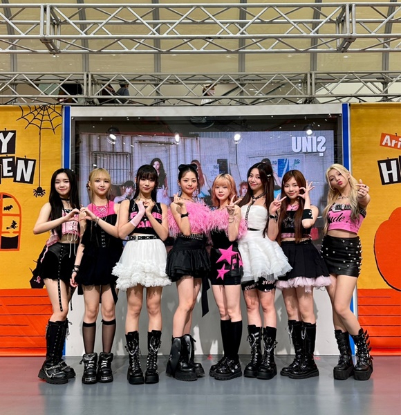 01_유니스_단체사진.jpg